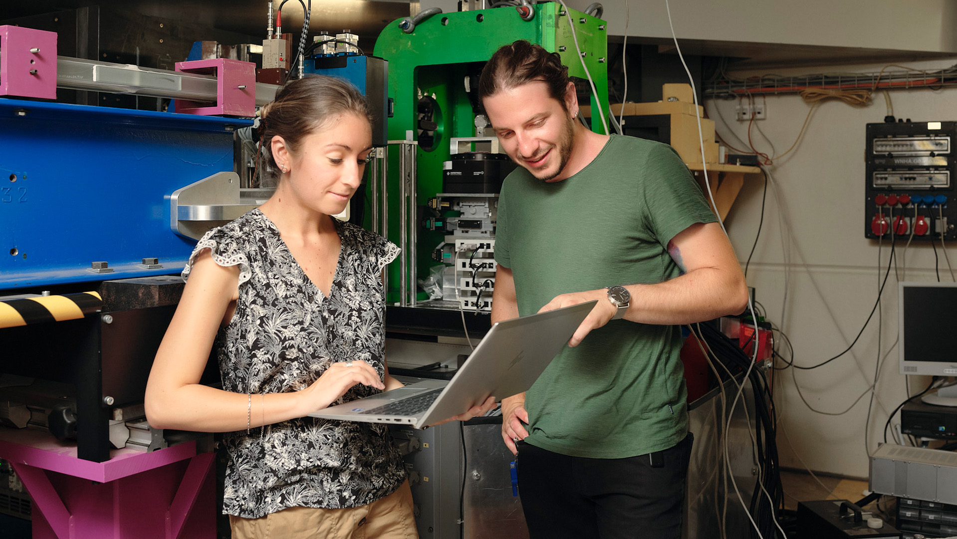 Paul Scherrer Institut - eine Frau und ein Mann schauen sich Forschungsergebnisse auf einem Laptop an