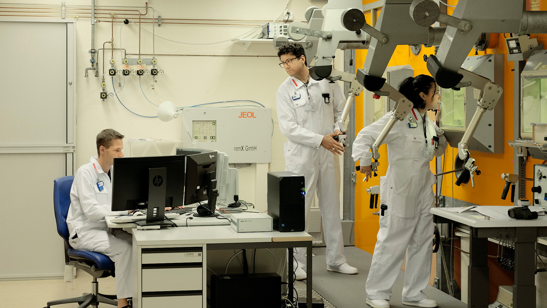 Drei Menschen stehen vor dem Hotlabor des Paul Scherrer Instituts