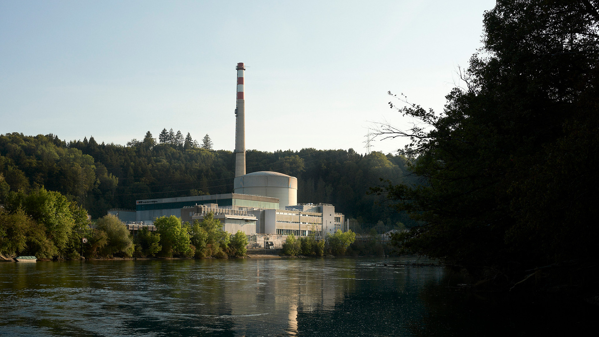 Blick auf das Kernkraftwerk Mühleberg