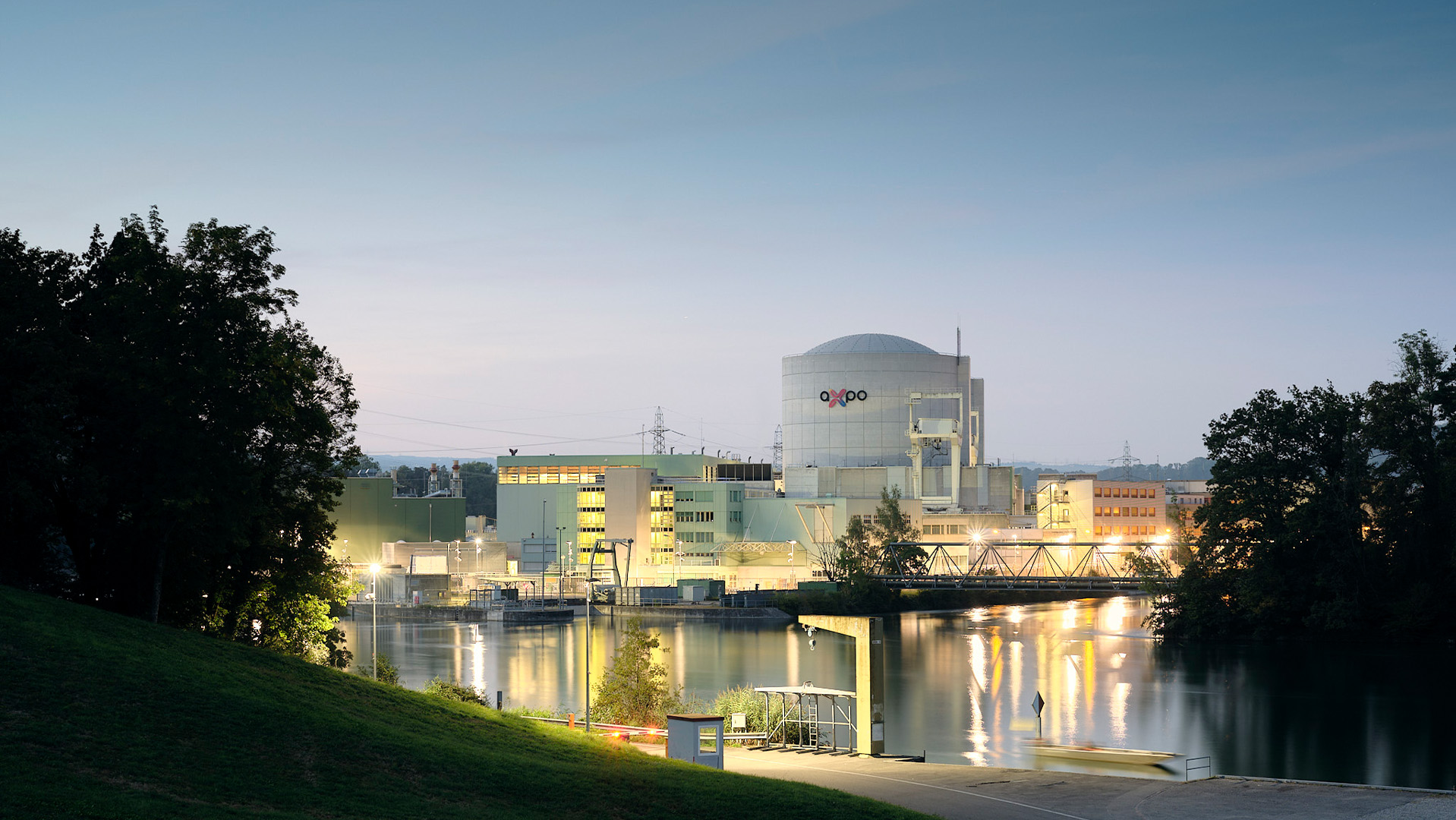 Beleuchtetes Kernkraftwerk Beznau bei Nacht