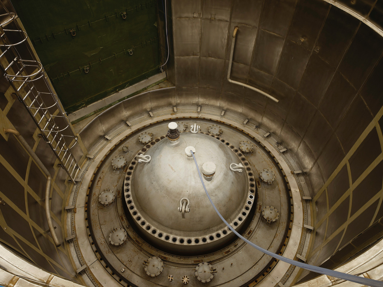 Der Rückbau des Kernkraftwerks Mühleberg erstreckt sich über mehrere Phasen. Bis Anfang September 2023 wurden sämtliche Brennelemente aus der Anlage ins Zwischenlager (Zwilag) in Würenlingen transportiert.